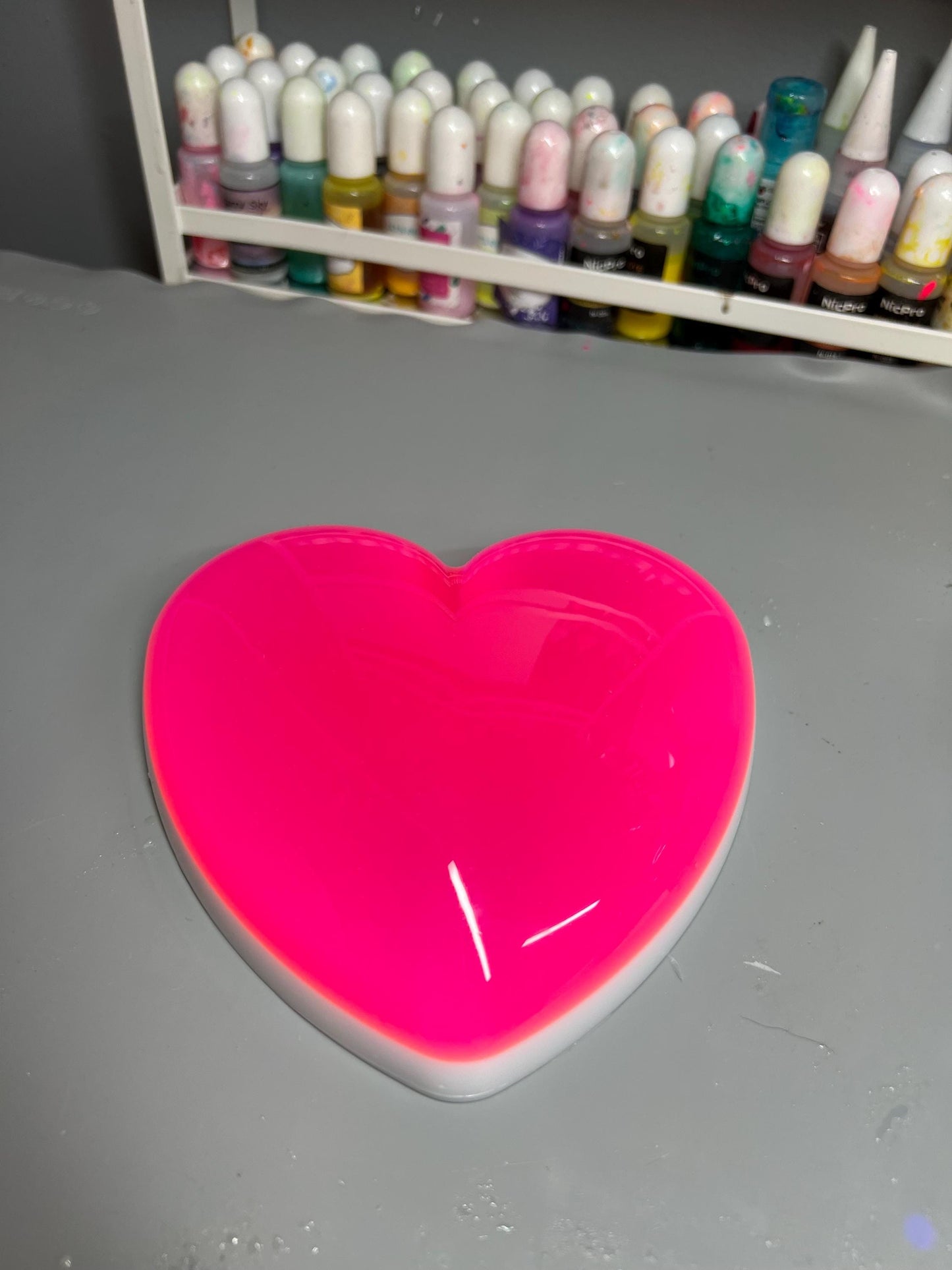 Neon Pink Resin Heart Wall Art – Glossy Candy Heart Pop Art Decor, Kawaii Dopamine Decor